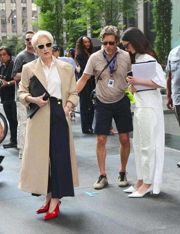 Anne Hathaway tái xuất trong phần hai 'The Devil Wears Prada' - Ảnh 6.