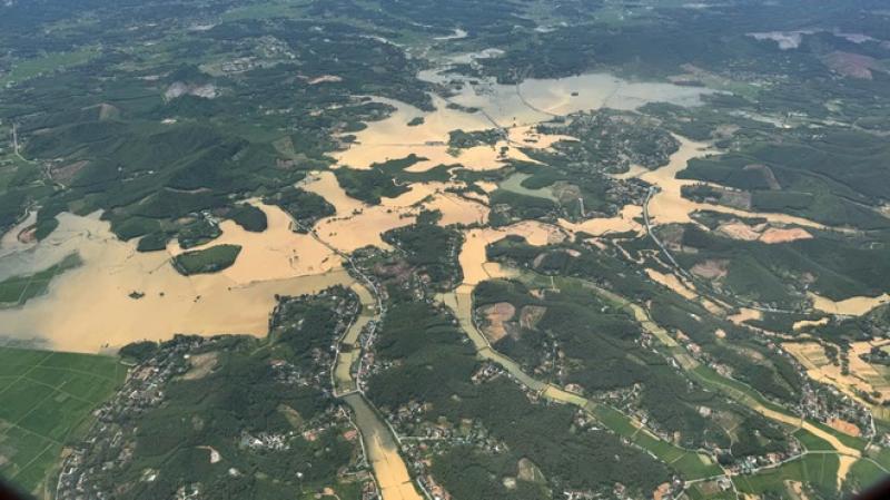 Phóng viên Thanh Niên theo máy bay trực thăng quân sự ứng cứu vùng lũ Nghệ An - Ảnh 2.