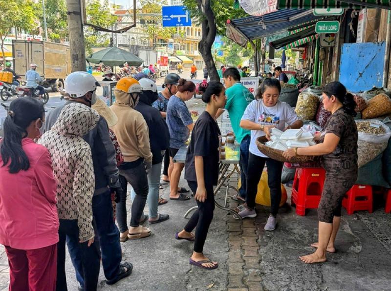 Tủ bánh mì miễn phí ở Chợ Lớn: Hành động từ thiện đầy ý nghĩa - Ảnh 4. Tủ bánh mì miễn phí ở Chợ Lớn: Hành động từ thiện đầy ý nghĩa - Ảnh 4.