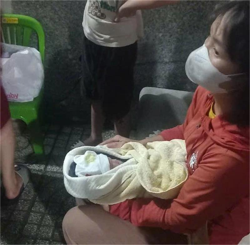 Phát hiện bé trai sơ sinh bị bỏ rơi cạnh thùng rác - Ảnh 1.