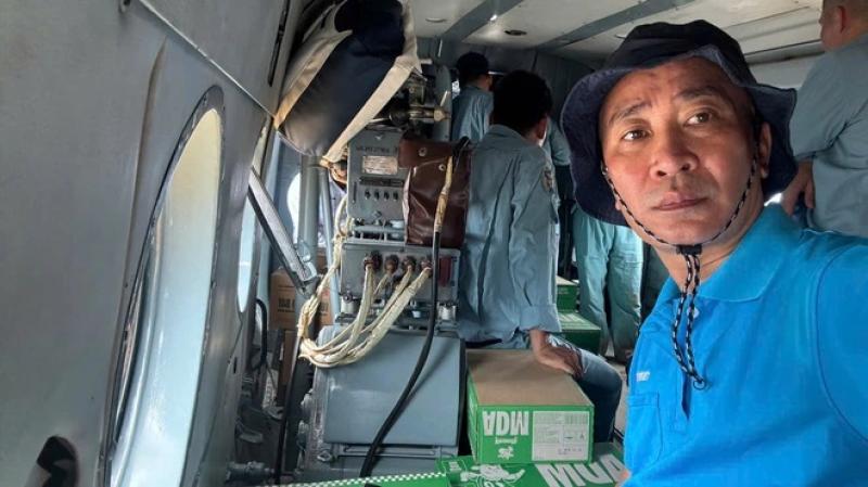 Phóng viên Thanh Niên theo máy bay trực thăng quân sự ứng cứu vùng lũ Nghệ An - Ảnh 1.
