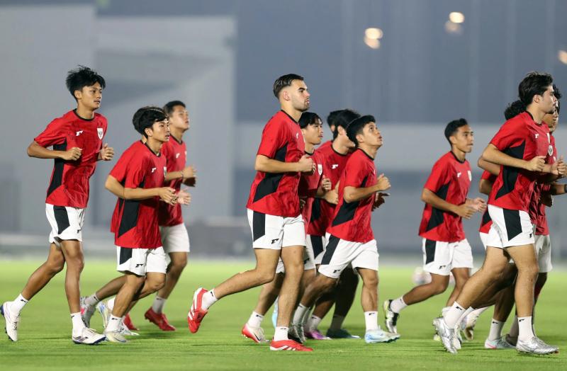 Ngôi sao nhập tịch U.23 Indonesia dán băng chằng chịt trước trận chung kết với Việt Nam- Ảnh 3. Ngôi sao nhập tịch U.23 Indonesia dán băng chằng chịt trước trận chung kết với Việt Nam- Ảnh 3.