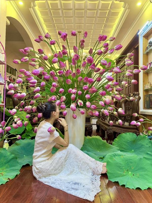 Người phụ nữ cắm hoa sen khắp cầu thang, dân mạng ngỡ là bình hoa 'khổng lồ' - Ảnh 7.