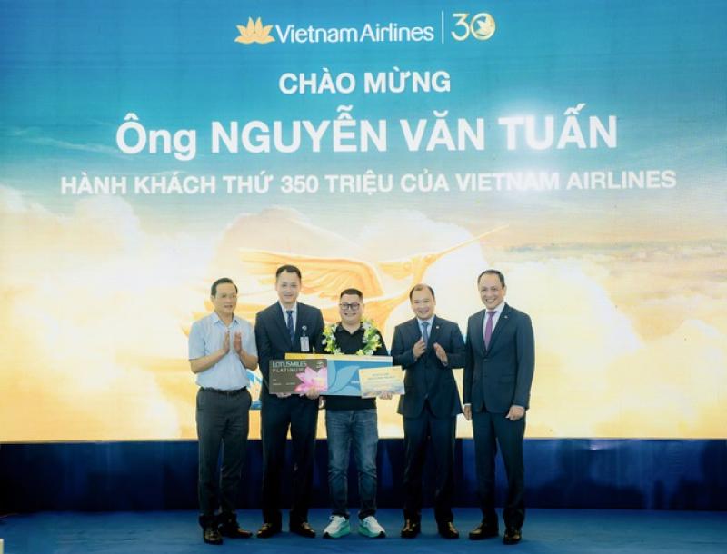 Khoảnh khắc Vietnam Airlines đón hành khách thứ 350 triệu- Ảnh 4. Khoảnh khắc Vietnam Airlines đón hành khách thứ 350 triệu- Ảnh 4.