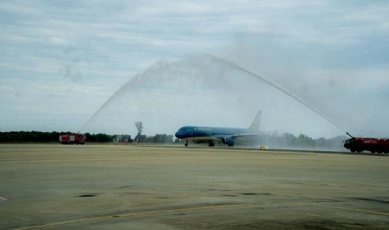 Khoảnh khắc Vietnam Airlines đón hành khách thứ 350 triệu- Ảnh 1. Khoảnh khắc Vietnam Airlines đón hành khách thứ 350 triệu- Ảnh 1.