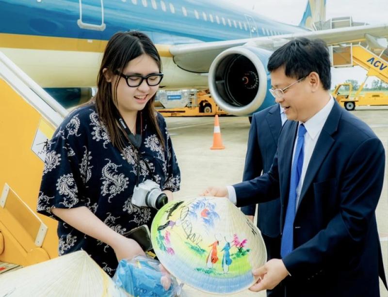 Khoảnh khắc Vietnam Airlines đón hành khách thứ 350 triệu- Ảnh 3. Khoảnh khắc Vietnam Airlines đón hành khách thứ 350 triệu- Ảnh 3.