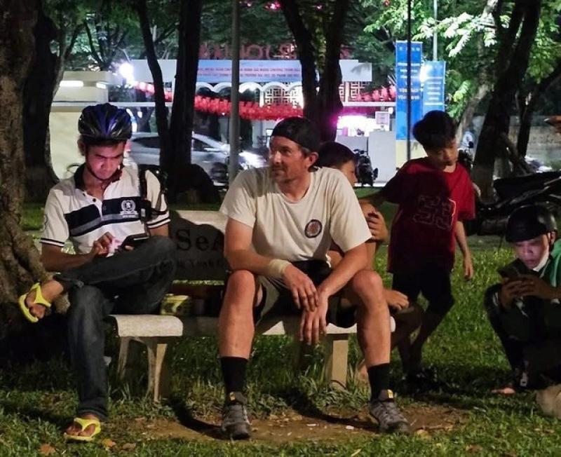Hàng trăm người Huế tìm nhẫn kim cương cho du khách nước ngoài- Ảnh 3. Hàng trăm người Huế tìm nhẫn kim cương cho du khách nước ngoài- Ảnh 3.