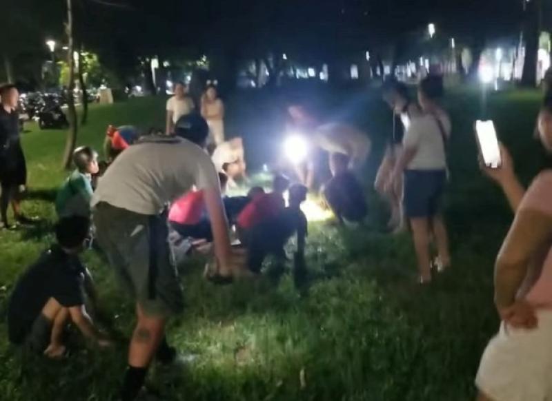 Hàng trăm người Huế tìm nhẫn kim cương cho du khách nước ngoài- Ảnh 1. Hàng trăm người Huế tìm nhẫn kim cương cho du khách nước ngoài- Ảnh 1.