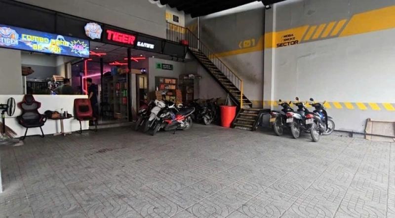 Người đàn ông đánh dã man 2 thiếu niên ở quán nét: Hành vi quá côn đồ- Ảnh 1. Người đàn ông đánh dã man 2 thiếu niên ở quán nét: Hành vi quá côn đồ- Ảnh 1.