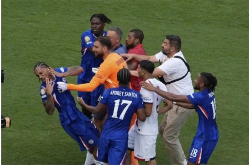 PSG thua đau chung kết, HLV Enrique tát vào mặt tiền đạo Chelsea: Chuyện gì đã xảy ra?- Ảnh 3. PSG thua đau chung kết, HLV Enrique tát vào mặt tiền đạo Chelsea: Chuyện gì đã xảy ra?- Ảnh 3.