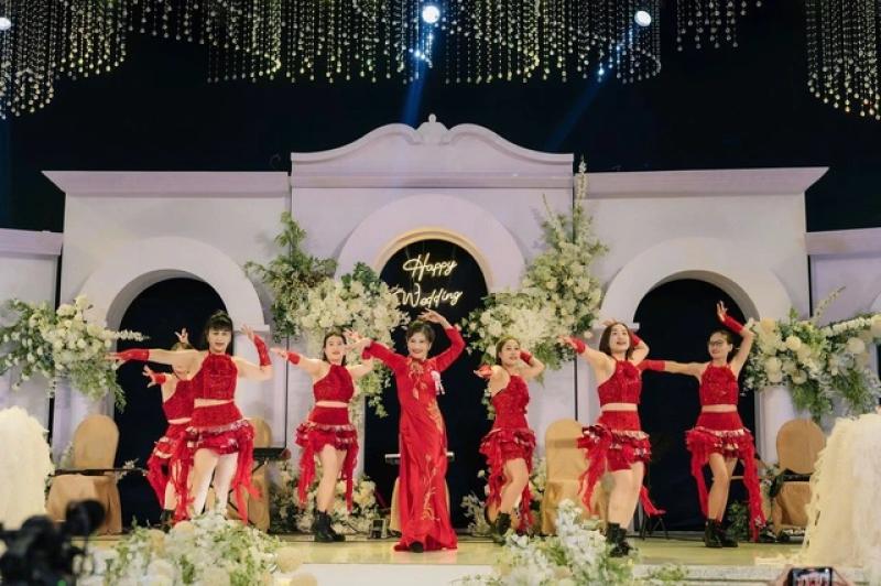 Bà sui nhảy dân vũ hết mình trong đám cưới con gái, dân mạng khen trẻ trung - Ảnh 1.