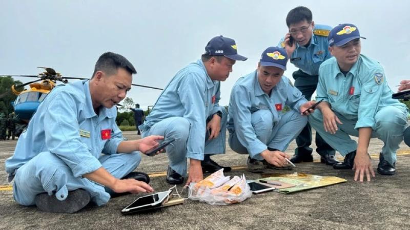 Phóng viên Thanh Niên theo máy bay trực thăng quân sự ứng cứu vùng lũ Nghệ An - Ảnh 5.