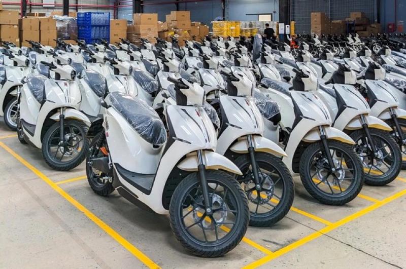 8 xe máy điện tại Việt Nam có quãng đường di chuyển xa nhất khi sạc đầy - Ảnh 1.