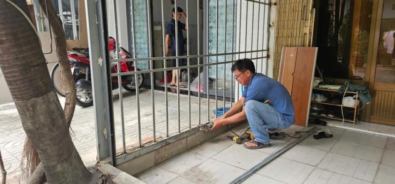 Tháo dỡ 'chuồng cọp' tại cư xá Độc Lập sau vụ cháy khiến 8 người tử vong- Ảnh 4. Tháo dỡ 'chuồng cọp' tại cư xá Độc Lập sau vụ cháy khiến 8 người tử vong- Ảnh 4.