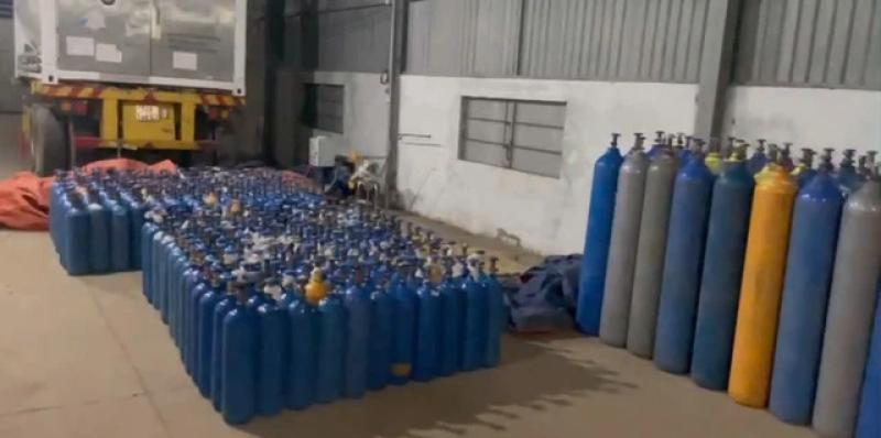 Công an TP.HCM triệt phá đường dây mua bán khí cười, thu lợi hơn 100 tỉ đồng- Ảnh 2. Công an TP.HCM triệt phá đường dây mua bán khí cười, thu lợi hơn 100 tỉ đồng- Ảnh 2.