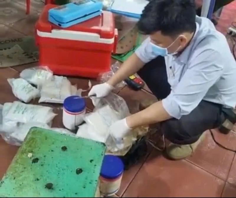 Công an TP.HCM phát hiện 3 cơ sở dùng hóa chất tẩy trắng bắp chuối- Ảnh 2. Công an TP.HCM phát hiện 3 cơ sở dùng hóa chất tẩy trắng bắp chuối- Ảnh 2.
