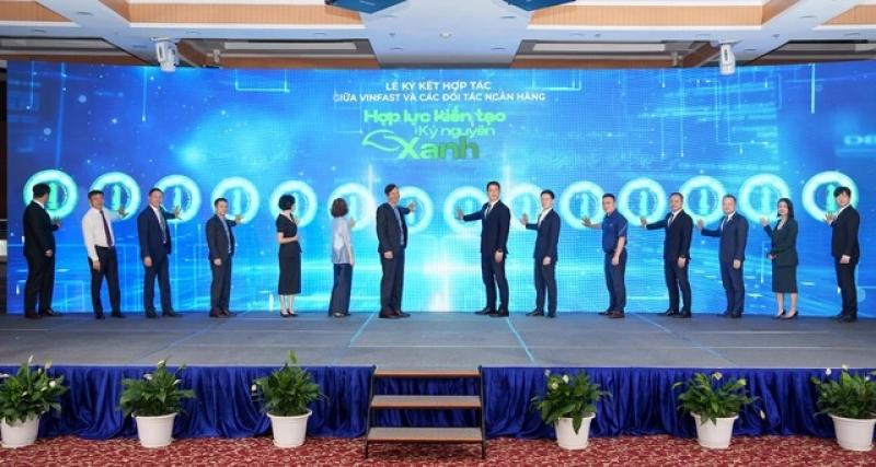 Vì sao ngân hàng mạnh tay hỗ trợ người dân đổi xe xăng sang xe điện?- Ảnh 1. Vì sao ngân hàng mạnh tay hỗ trợ người dân đổi xe xăng sang xe điện?- Ảnh 1.
