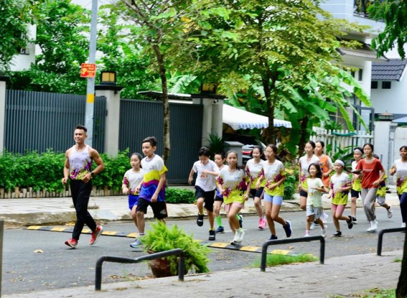 Lớp chạy bộ miễn phí giúp trẻ em bớt xem điện thoại - Ảnh 2.