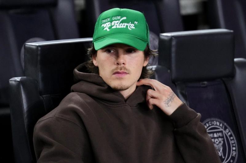 Con trai út David Beckham chỉ trích vợ chồng anh trai Brooklyn Beckham - Ảnh 2.