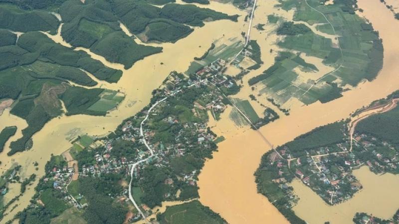 Vùng lũ Nghệ An bị cô lập nhìn từ trực thăng - Ảnh 2.
