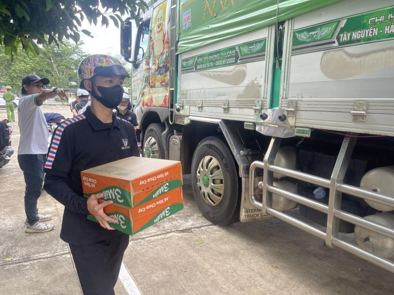 “Chuyến xe 0 đồng” gửi yêu thương đến bà con vùng lũ Nghệ An- Ảnh 2. “Chuyến xe 0 đồng” gửi yêu thương đến bà con vùng lũ Nghệ An- Ảnh 2.