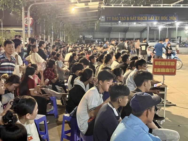 Thi sát hạch bằng lái xe tới nửa đêm - Ảnh 1.