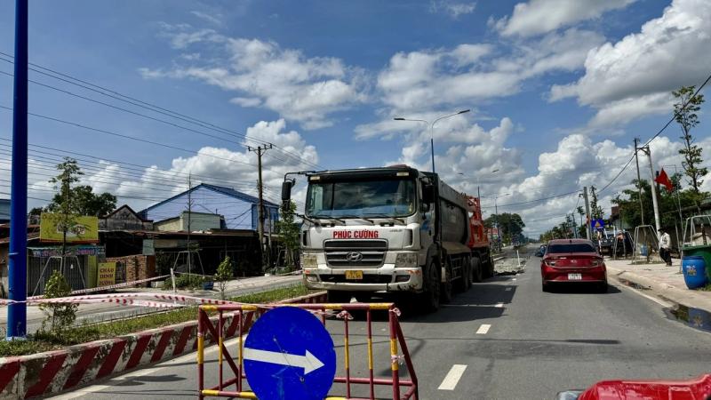TP.HCM: Đường 333 tỉ ở xã Dầu Tiếng chưa bàn giao đã phải đào bới, sửa chữa- Ảnh 1. TP.HCM: Đường 333 tỉ ở xã Dầu Tiếng chưa bàn giao đã phải đào bới, sửa chữa- Ảnh 1.