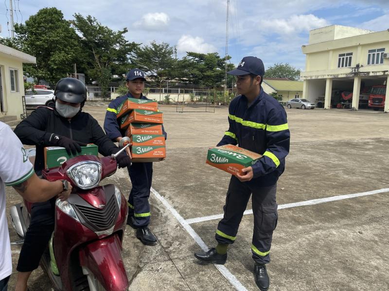 “Chuyến xe 0 đồng” gửi yêu thương đến bà con vùng lũ Nghệ An- Ảnh 1. “Chuyến xe 0 đồng” gửi yêu thương đến bà con vùng lũ Nghệ An- Ảnh 1.