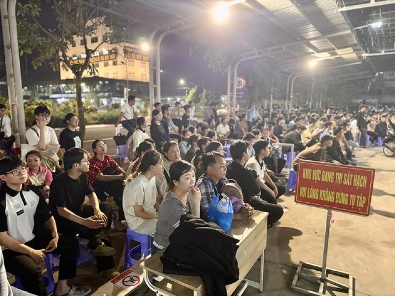 Thi sát hạch bằng lái xe tới nửa đêm - Ảnh 2.