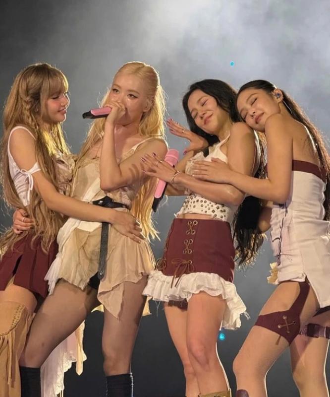 BlackPink đốt cháy sân khấu khi Jennie phanh áo khoe ngực, Lisa hôn Rosé - Ảnh 1.