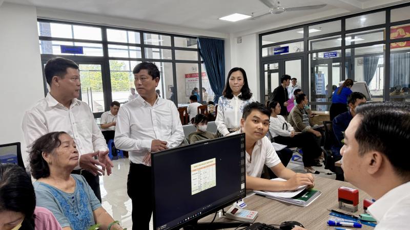 TP.HCM: Người dân Tân Đông Hiệp đi làm giấy tờ được phục vụ đồ ăn, nước uống. - Ảnh 1.