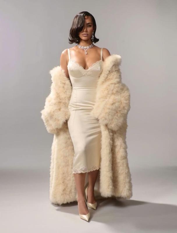 Kim Kardashian khiến khán giả cười nghiêng ngả khi làm người mẫu cho Balenciaga - Ảnh 2.