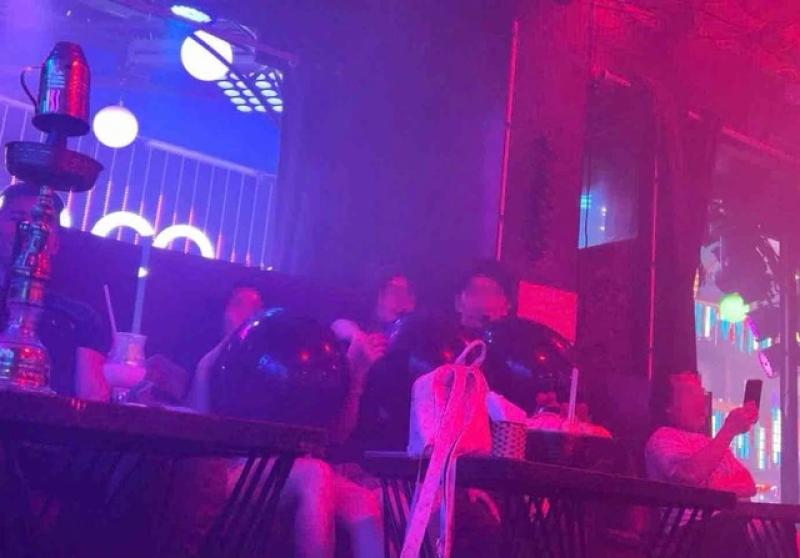 Bóng cười “trốn” trong bar - Ảnh 3.
