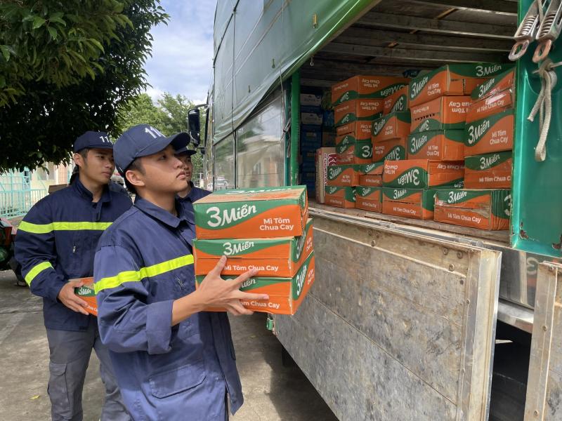“Chuyến xe 0 đồng” gửi yêu thương đến bà con vùng lũ Nghệ An- Ảnh 7. “Chuyến xe 0 đồng” gửi yêu thương đến bà con vùng lũ Nghệ An- Ảnh 7.