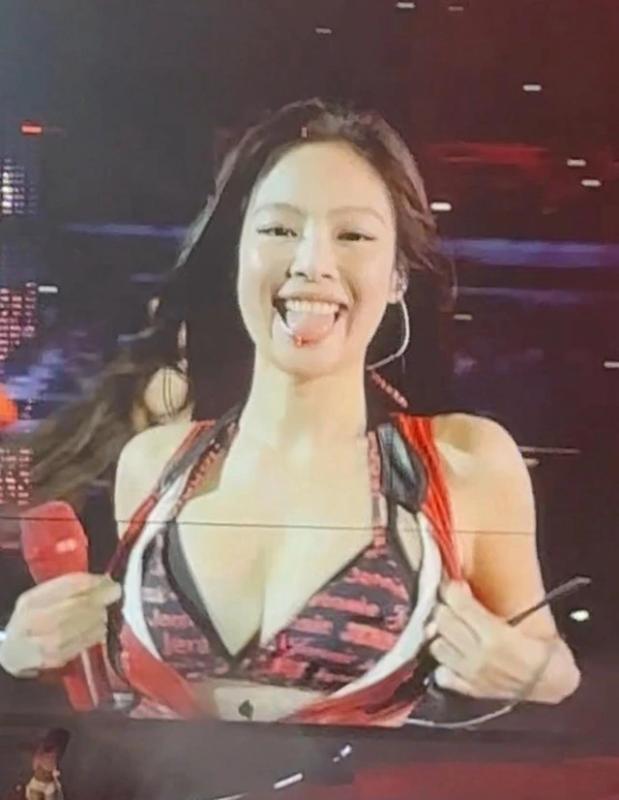 BlackPink đốt cháy sân khấu khi Jennie phanh áo khoe ngực, Lisa hôn Rosé - Ảnh 3.
