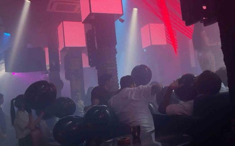 Bóng cười “trốn” trong bar - Ảnh 4.