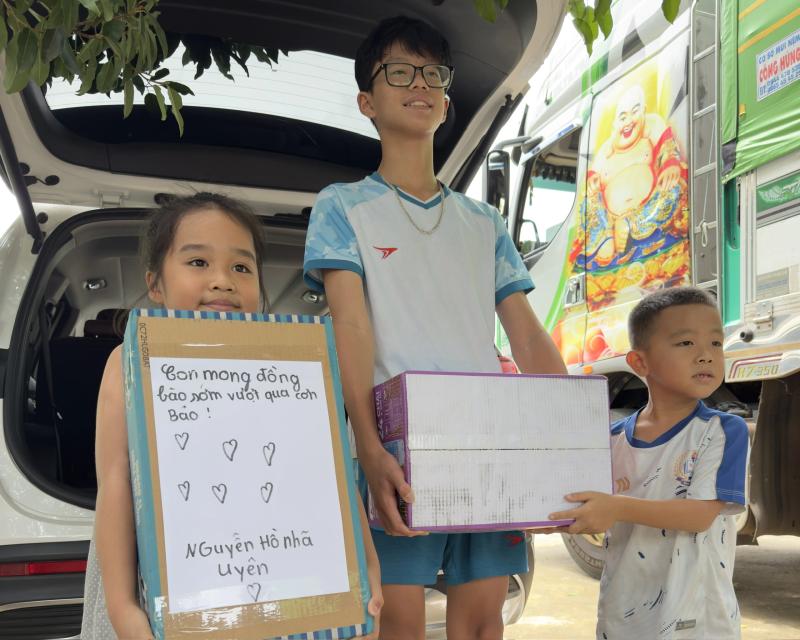 “Chuyến xe 0 đồng” gửi yêu thương đến bà con vùng lũ Nghệ An- Ảnh 4. “Chuyến xe 0 đồng” gửi yêu thương đến bà con vùng lũ Nghệ An- Ảnh 4.