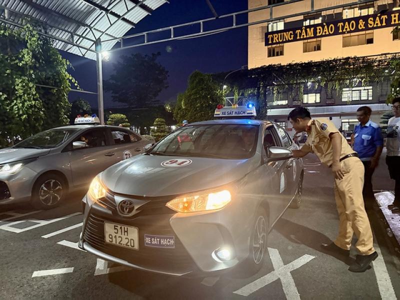 Thi sát hạch bằng lái xe tới nửa đêm - Ảnh 4.