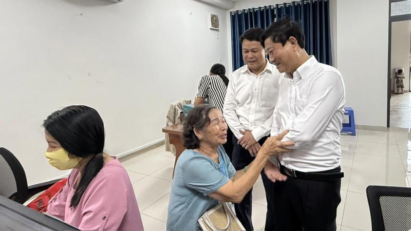 TP.HCM: Người dân Tân Đông Hiệp đi làm giấy tờ được phục vụ đồ ăn, nước uống. - Ảnh 2.