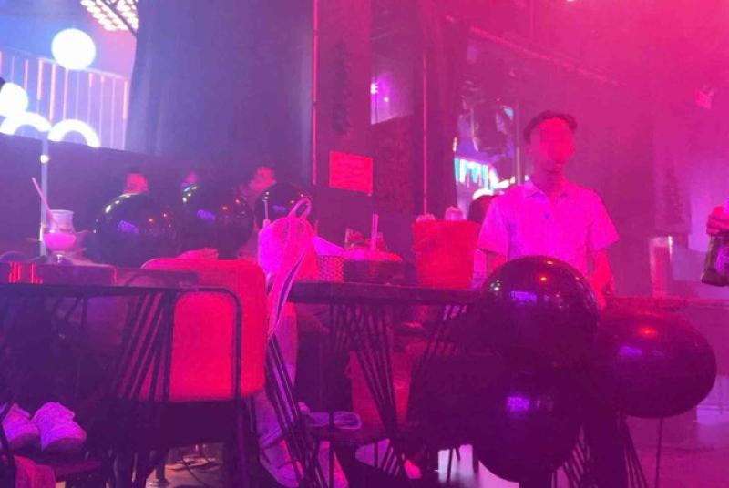 Bóng cười “trốn” trong bar - Ảnh 6.