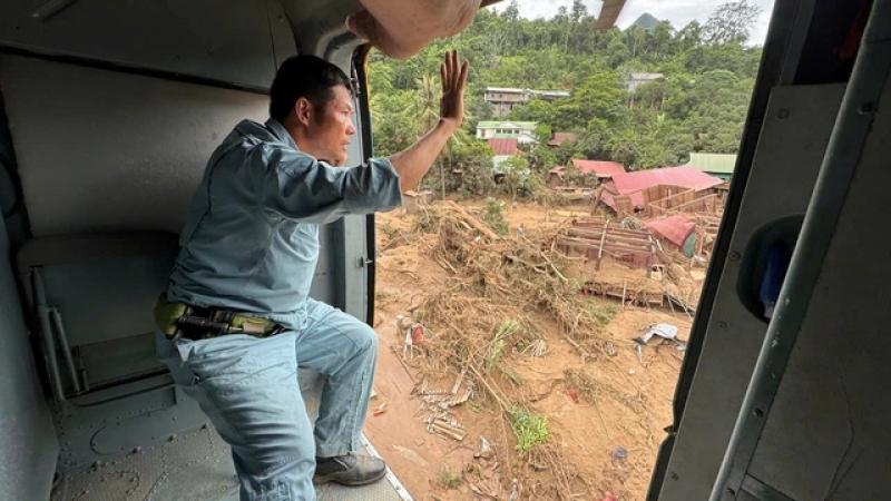 Vùng lũ Nghệ An bị cô lập nhìn từ trực thăng - Ảnh 11.