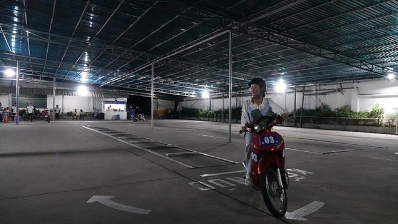 Thi sát hạch bằng lái xe tới nửa đêm - Ảnh 7.