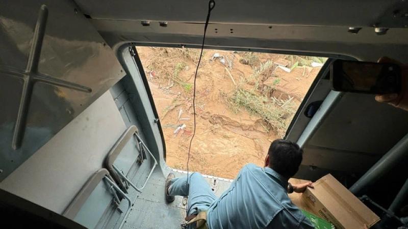 Vùng lũ Nghệ An bị cô lập nhìn từ trực thăng - Ảnh 13.