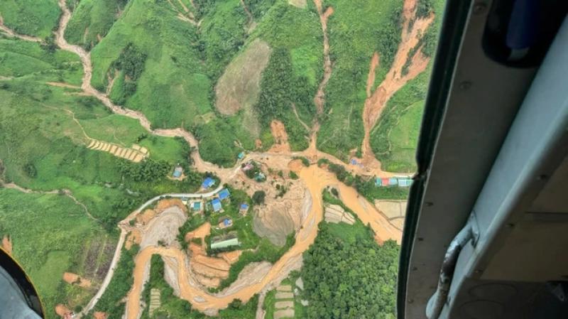 Vùng lũ Nghệ An bị cô lập nhìn từ trực thăng - Ảnh 3.