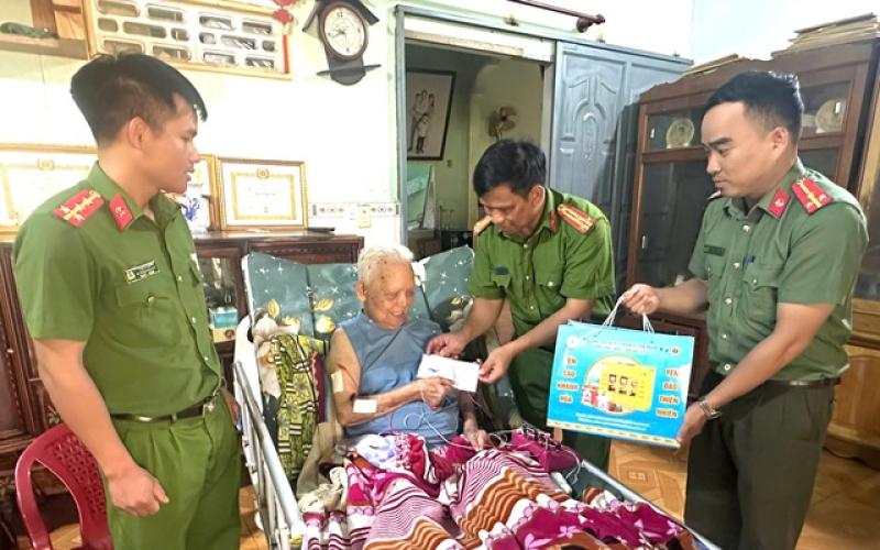 Công an xã hỗ trợ người dân làm thủ tục hành chính- Ảnh 2. Công an xã hỗ trợ người dân làm thủ tục hành chính- Ảnh 2.