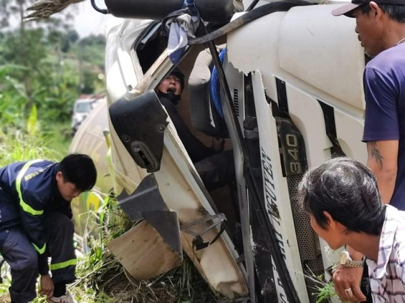 Giải cứu người kẹt trong xe trộn bê tông bị lật- Ảnh 1. Giải cứu người kẹt trong xe trộn bê tông bị lật- Ảnh 1.
