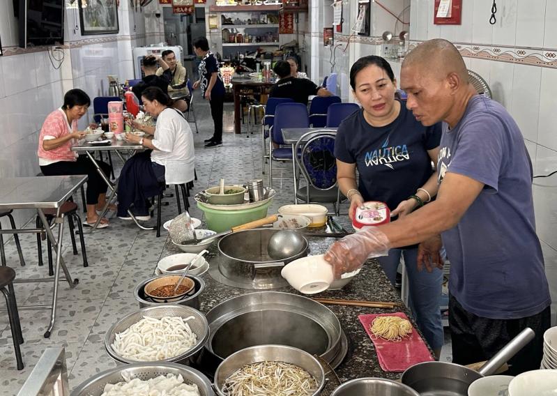 Ghé phường Chợ Lớn, TP.HCM: Tìm mua 'hủ tiếu nhà giàu', mê ẩm thực người Hoa - Ảnh 4.