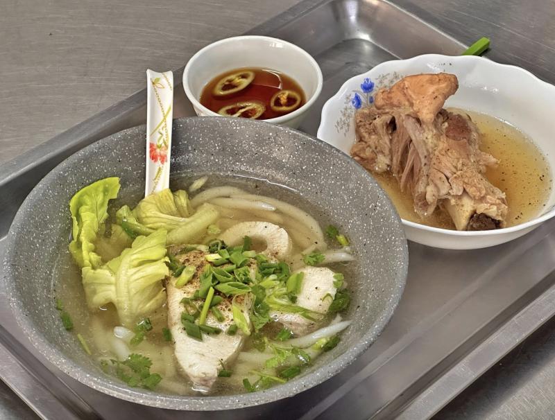 Ghé phường Chợ Lớn, TP.HCM: Tìm mua 'hủ tiếu nhà giàu', mê ẩm thực người Hoa - Ảnh 5.