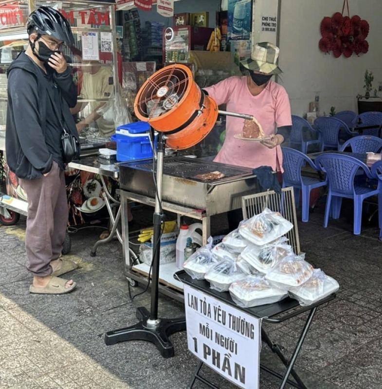 Phường mới ở TP.HCM: 'Thấy là thương' những bảng thông báo miễn phí, nghĩa tình, hào sảng - Ảnh 9. Phường mới ở TP.HCM: 'Thấy là thương' những bảng thông báo miễn phí, nghĩa tình, hào sảng - Ảnh 9.