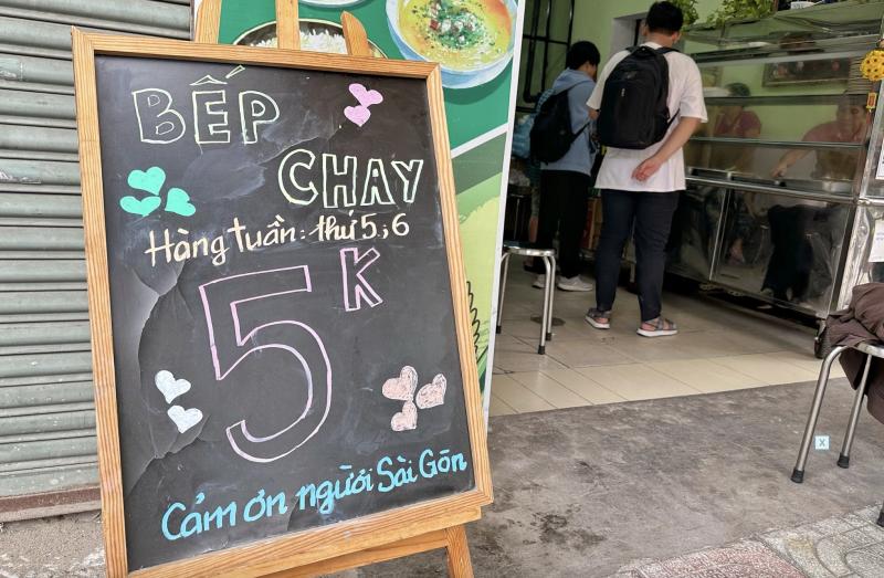 Phường mới ở TP.HCM: 'Thấy là thương' những bảng thông báo miễn phí, nghĩa tình, hào sảng - Ảnh 10. Phường mới ở TP.HCM: 'Thấy là thương' những bảng thông báo miễn phí, nghĩa tình, hào sảng - Ảnh 10.